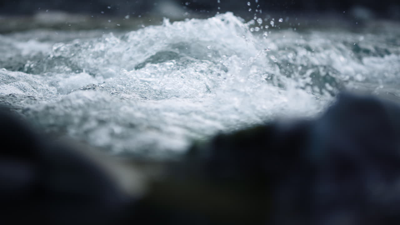 카르파티아에서 흐르는 풍부한 산악 강. 공원에서 뜨거운 야생 하천.