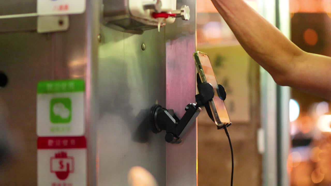 persona que sirve helado desde una máquina