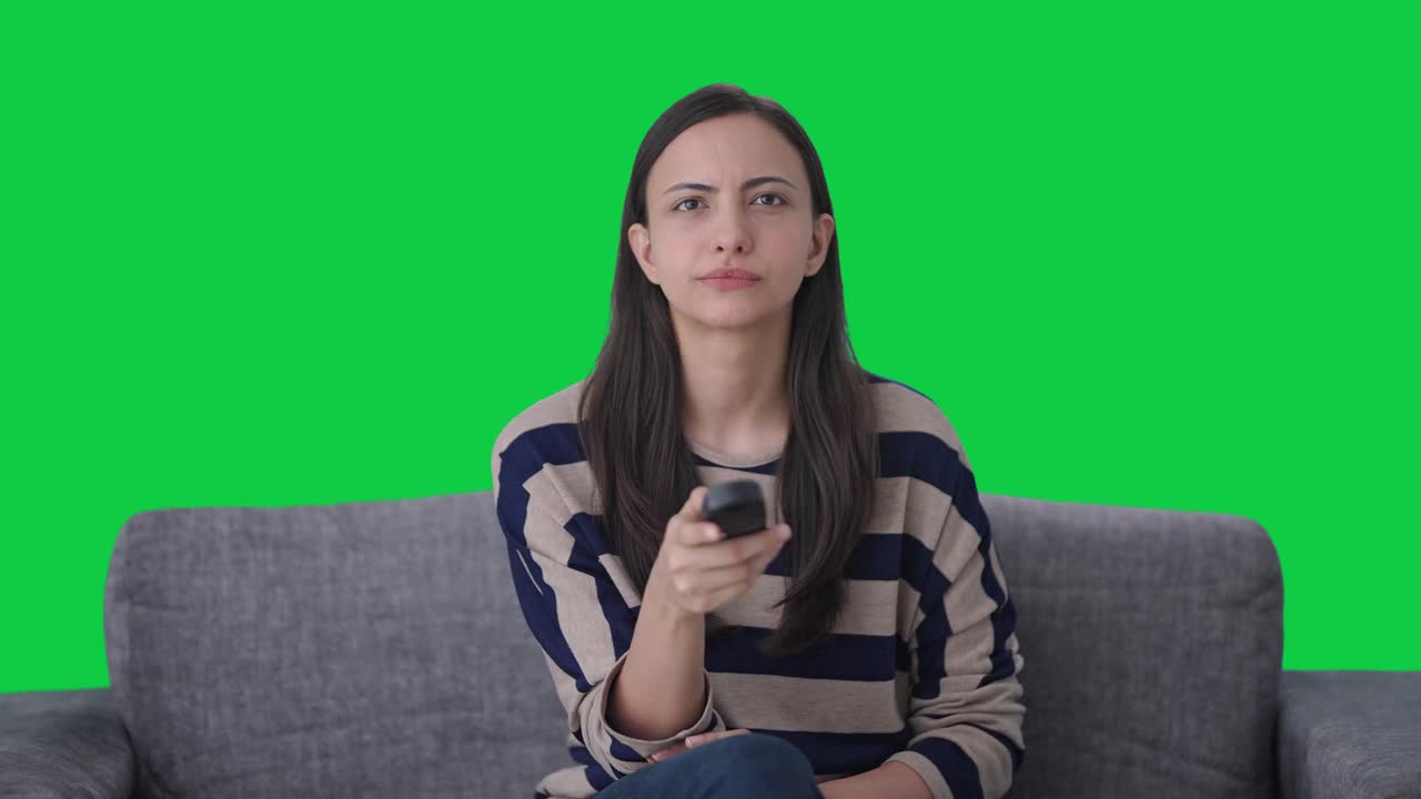 Seriøs indisk pige ser tv, greenscreen.