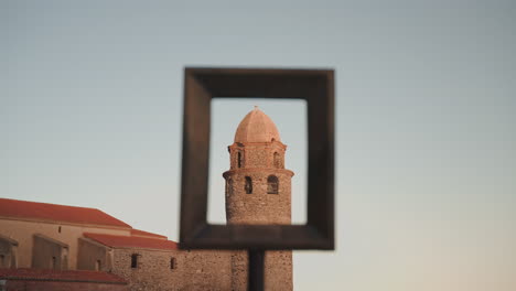 Vista-Enmarcada-De-La-Torre-De-La-Iglesia-De-Notre-Dame-Des-Anges,-Collioure,-Francia