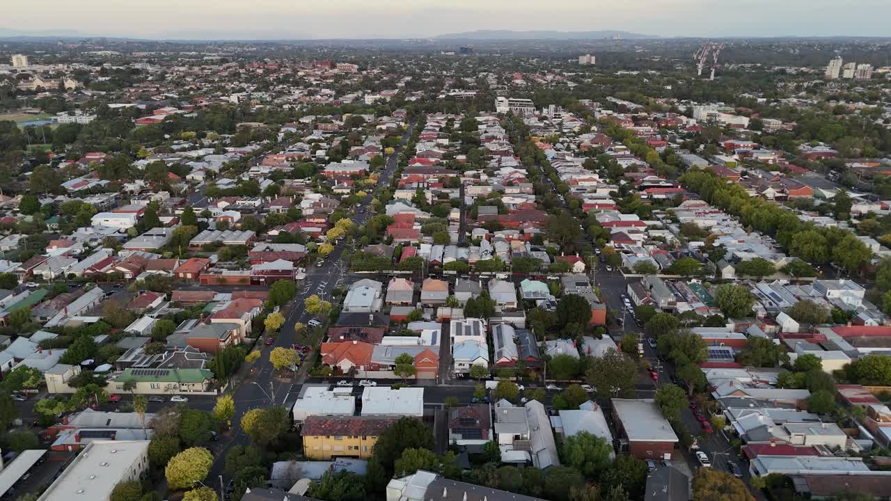 vista de pájaros sobre el área de brunswick de la ciudad de melbourne, australia