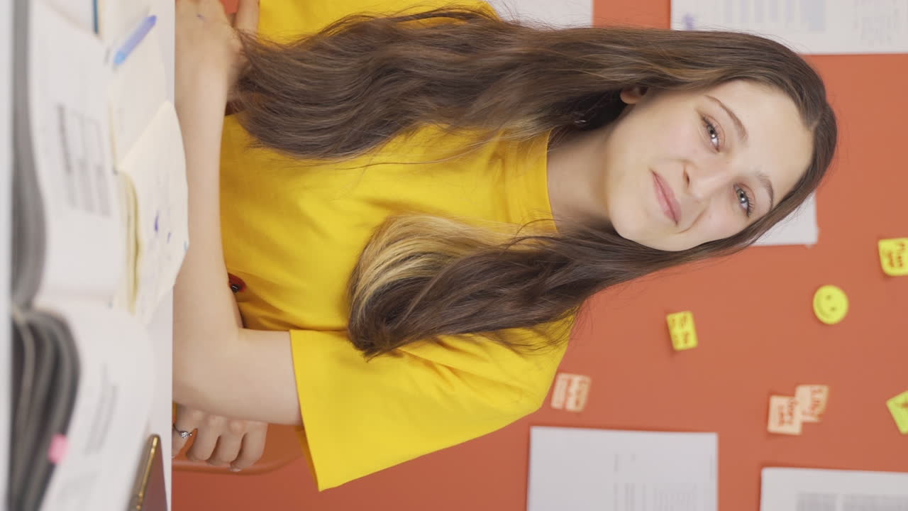 video vertical del retrato de una niña alegre.