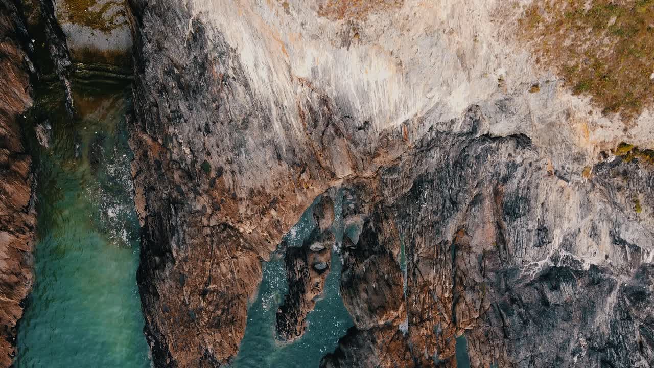 vista dall'alto del drone aereo delle scogliere e dell'oceano