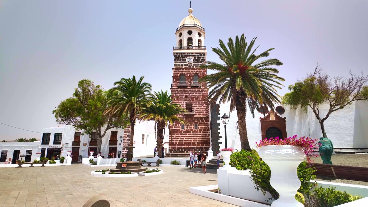 Campanile della chiesa di Teguise a Lanzarote con una palma