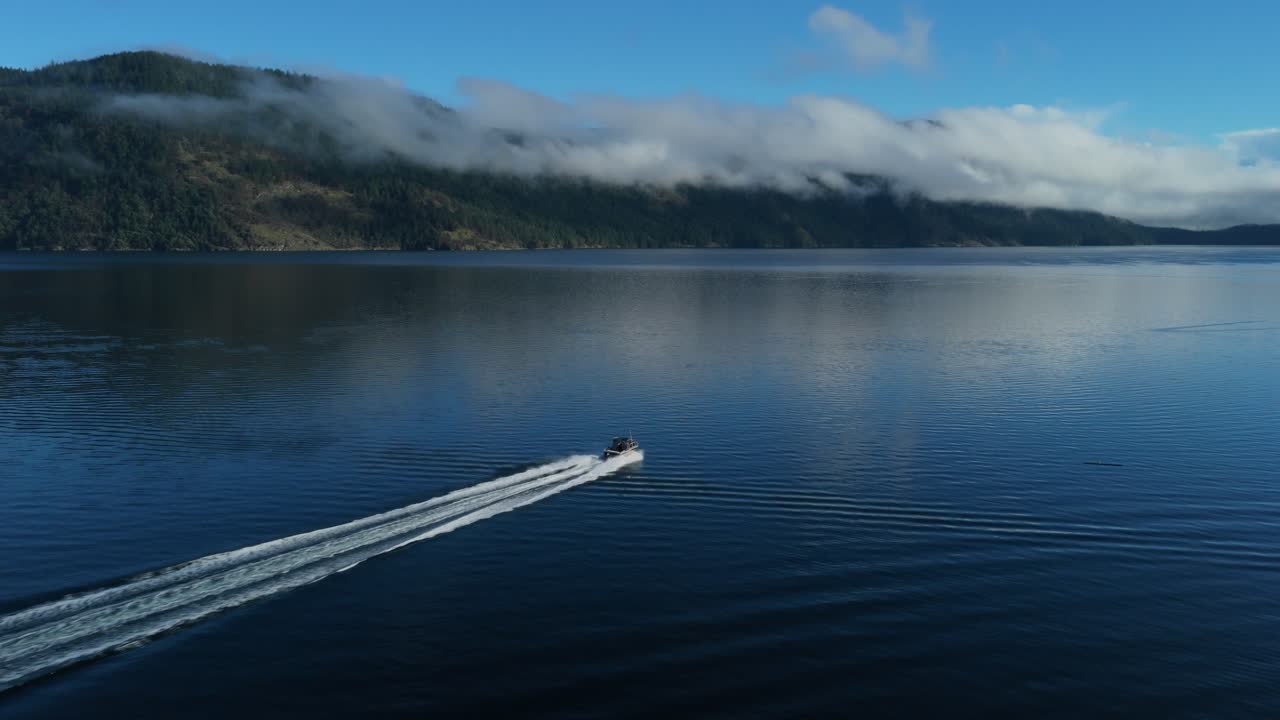 Barco de pesca navegando perto da Ilha Salt Spring em um dia calmo e sereno