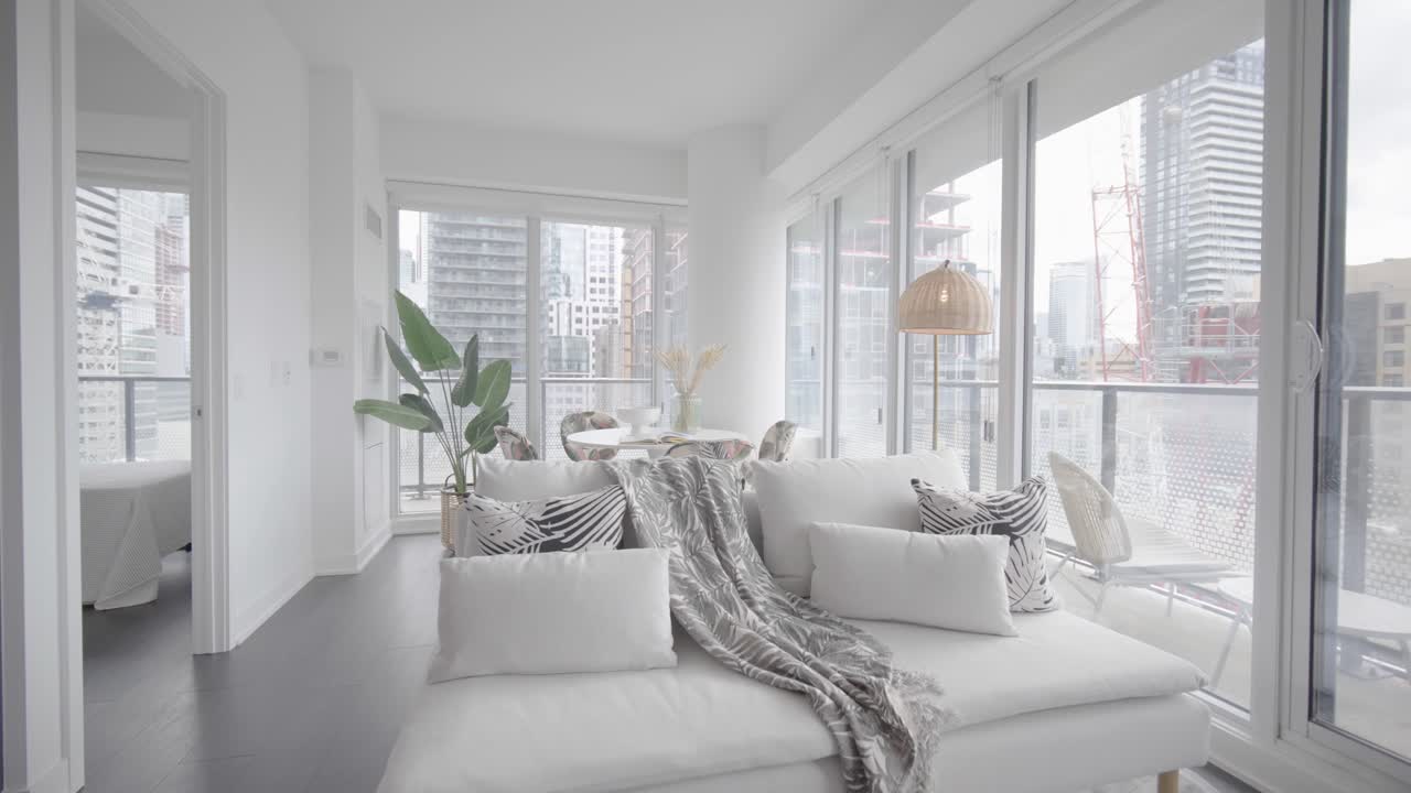 toma de empuje en órbita de gran angular desde la sala de estar hasta el comedor y también muestra el balcón y el dormitorio a través de la puerta en una unidad de condominio