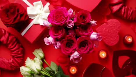 Valentinstag-Romantische-Dekoration-Mit-Rosen-Verpackt-Geschenkkerzen