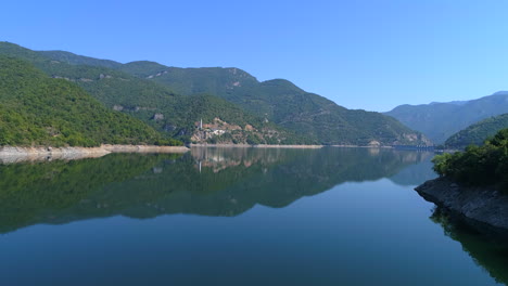 Una-Vista-Desde-Lo-Alto-Al-Cauce-Del-Rio