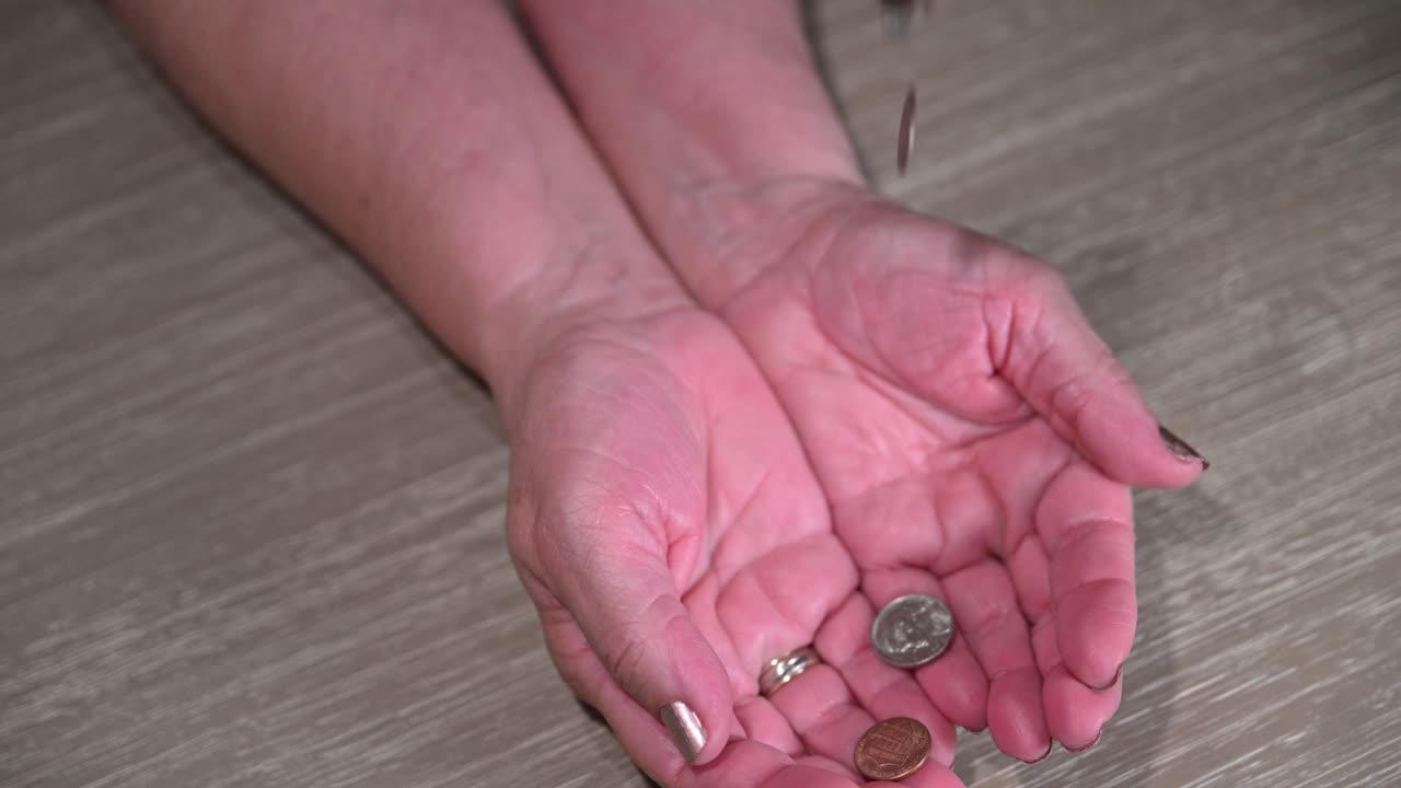 cidadã idosa pega a maioria das moedas que caem em suas mãos
