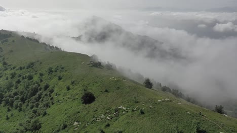 Luftdrohnenaufnahmeort-Berg-Mit-Mountainbike-Abfahrt