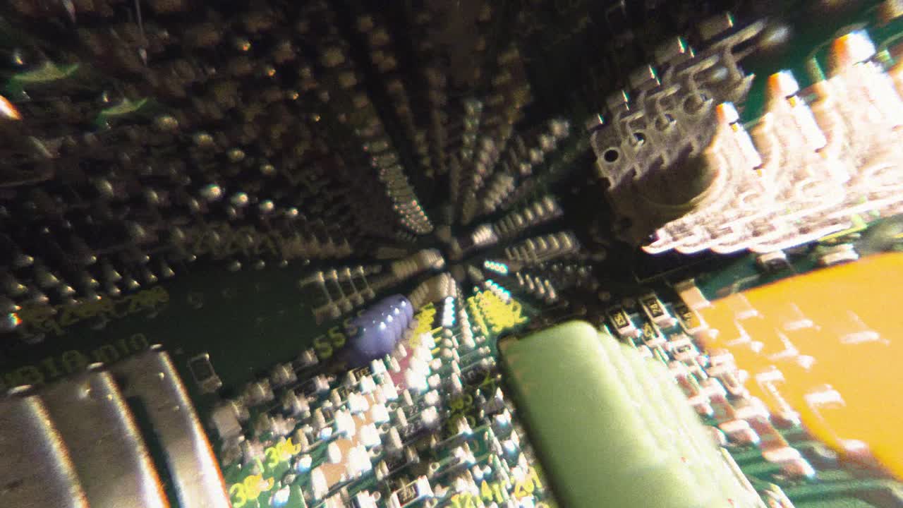 Circuit imprimé analogique, zoom lent et vertigineux à l'infini sur une texture électronique rétro répétée.