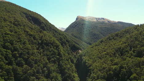 vista aérea escénica hacia adelante de una montaña verde