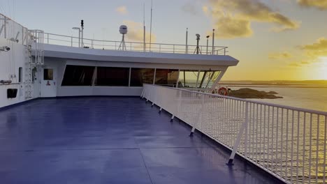 Control-bridge-of-a-ship-at-sunset-on-the-sea,-beautiful-colors-in-the-evening-without-people