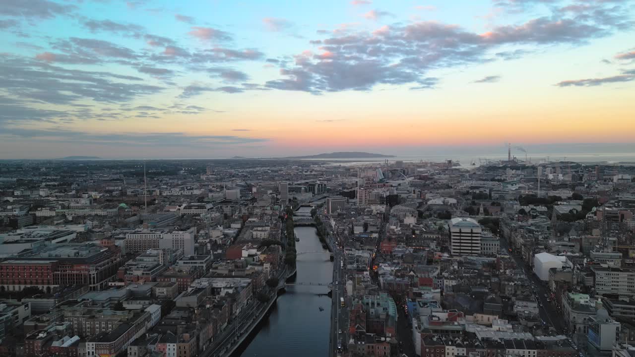 Vliegend over de hoofdstad van Ierland 4K Cinematische dronebeelden