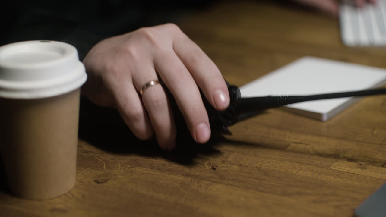 밤에 오두막에 키보드를 들고 있는 남자