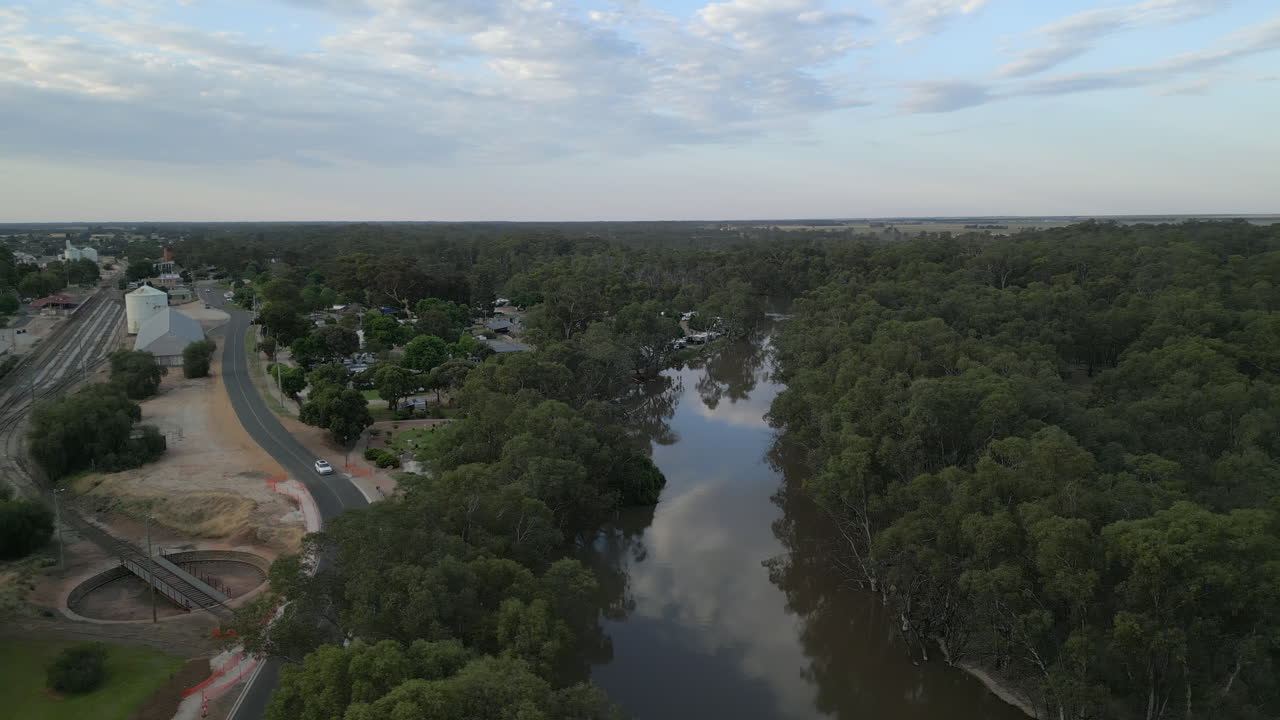 LUFTAUFNAHME Der mächtige Murray River, Swan Hill, Victoria, Australien