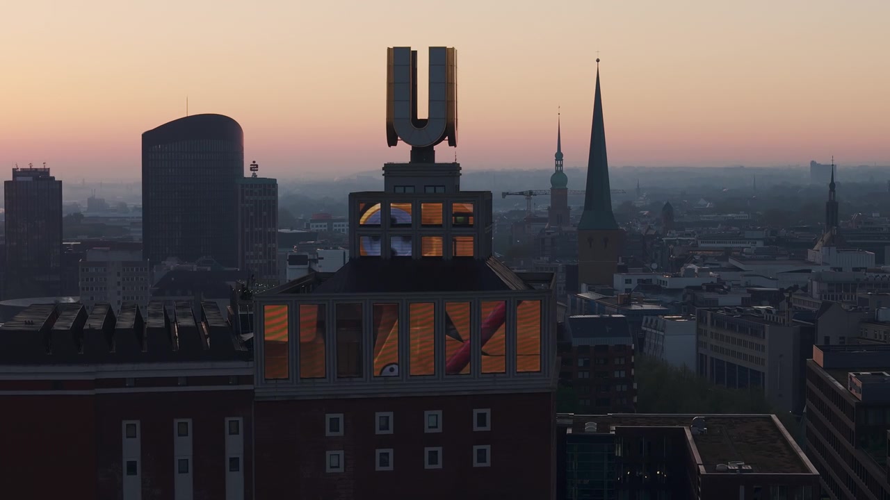Luftaufnahme des Dortmunder U-Turms und der Stadtsilhouette während eines wunderschönen und dunstigen Sonnenaufgangs in Deutschland