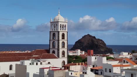 Vista-Sobre-La-Iglesia-En-Garachico-Hacia-La-Roca-En-El-Océano