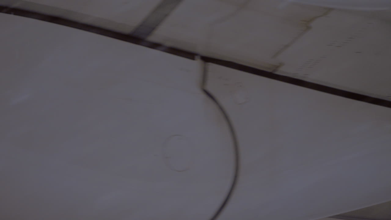 mirando el avión en la nevada