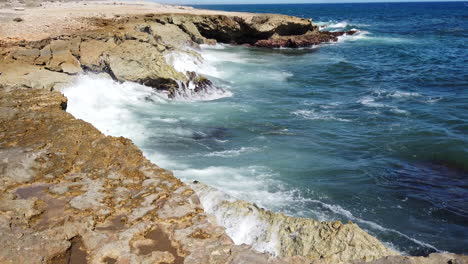 Wellen,-Die-Die-Nordküste-Der-Insel-Namens-Curaçao-Treffen