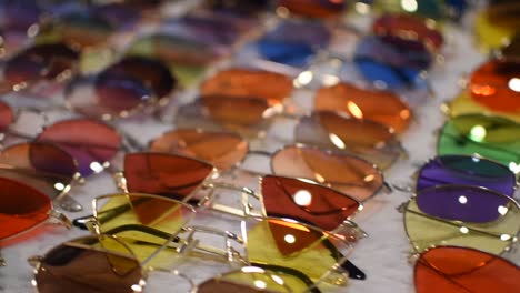 filas de gafas de sol coloridas a la venta en el puesto del mercado, tiro de camión deslizante