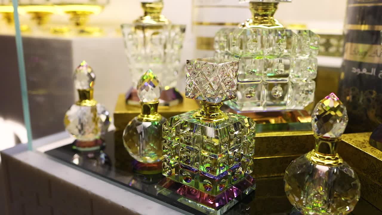 elegantes botellas de perfume exhibidas en una tienda de dubai