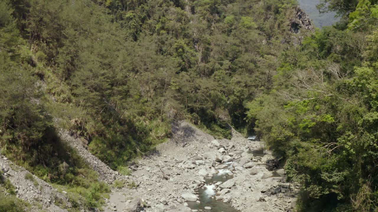 el impresionante paisaje de las aguas termales de lisong en taiwán compuesto por gloriosos árboles - toma aérea