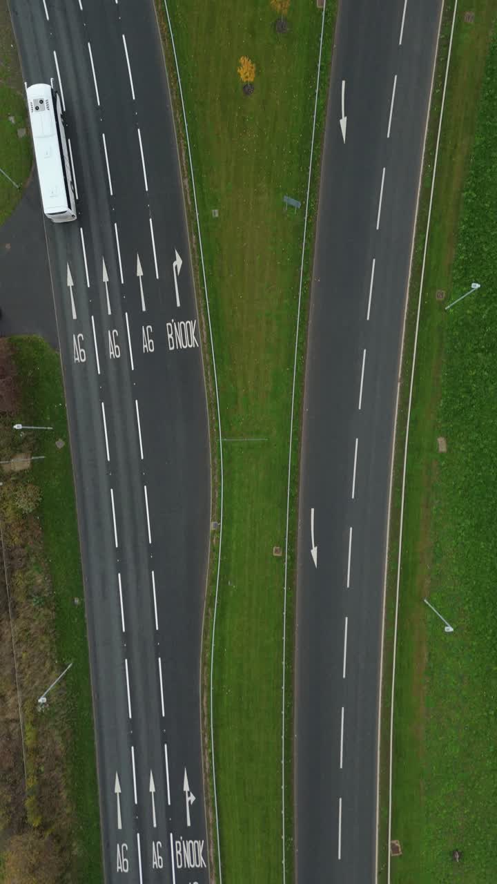 Luftaufnahme mit einer Drohne von einer stark befahrenen Straßenkreuzung, Kreisverkehren und fließendem Verkehr mit neuen Straßen und Autobahnlayout in der Nähe von Leicester, Vereinigtes Königreich