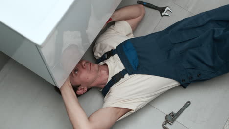 Plumber-fixing-sink