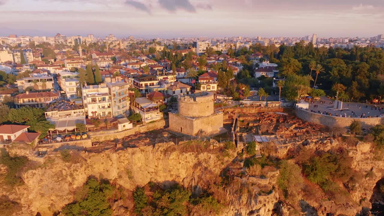 vista aérea del atardecer de la ciudad de antalya con la torre histórica y la cima del acantilado