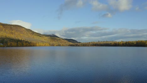 Eine-Bewegte-Luftdrohnenaufnahme-Des-Seymour-Lake-über-Dem-Zentrum-Im-Smithers-Gebiet-Im-Norden-Von-British-Columbia-Während-Der-Herbstmonate
