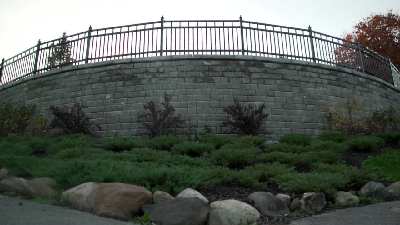 Sentiero dei Cullen Gardens con muro circolare a Whitby, Canada