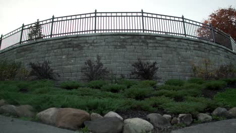 Sendero-De-Los-Jardines-Cullen-Con-Pared-Circular-En-Whitby,-Canadá