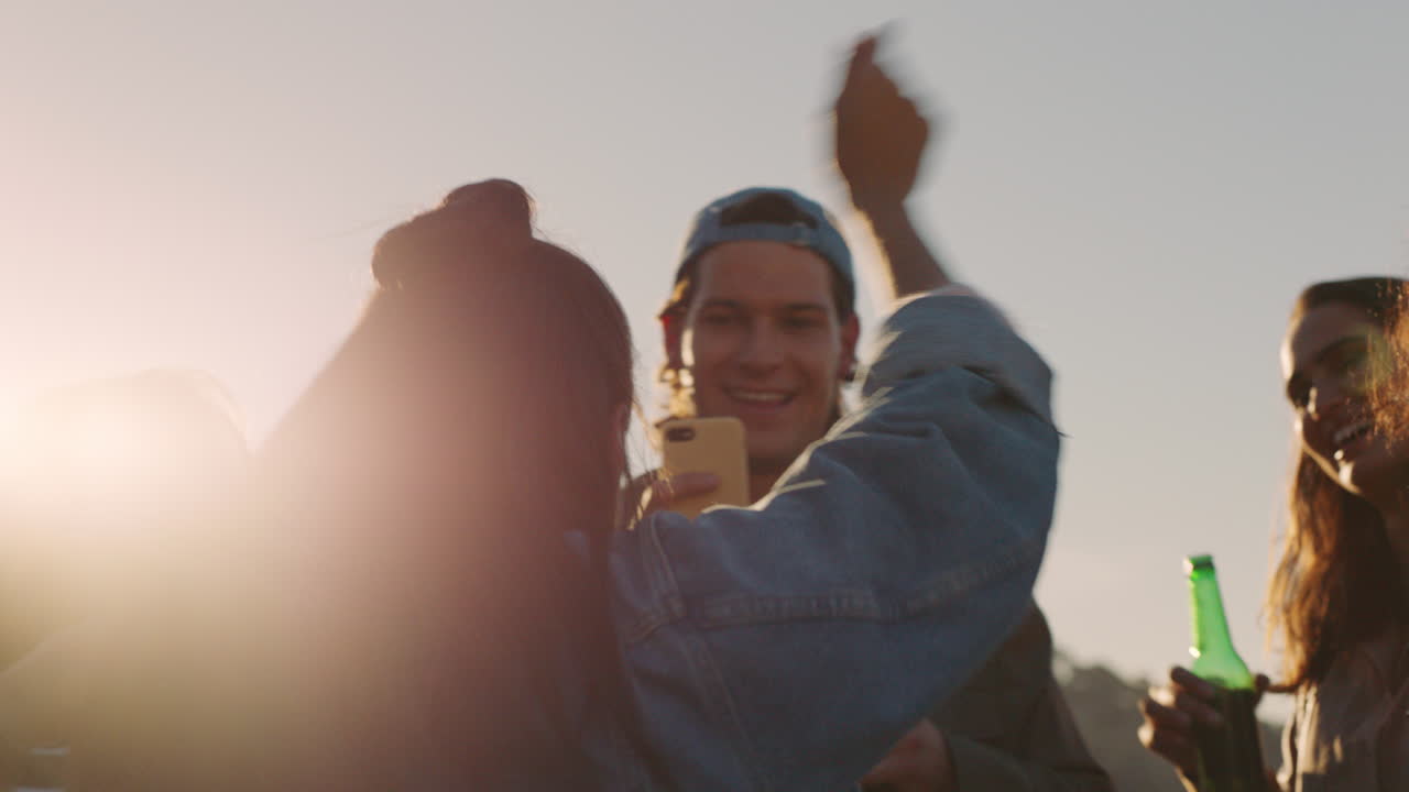 amigos felices bailando celebrando en la azotea al atardecer disfrutando de la fiesta fin de semana divirtiéndose socializando pasando el rato bebiendo alcohol
