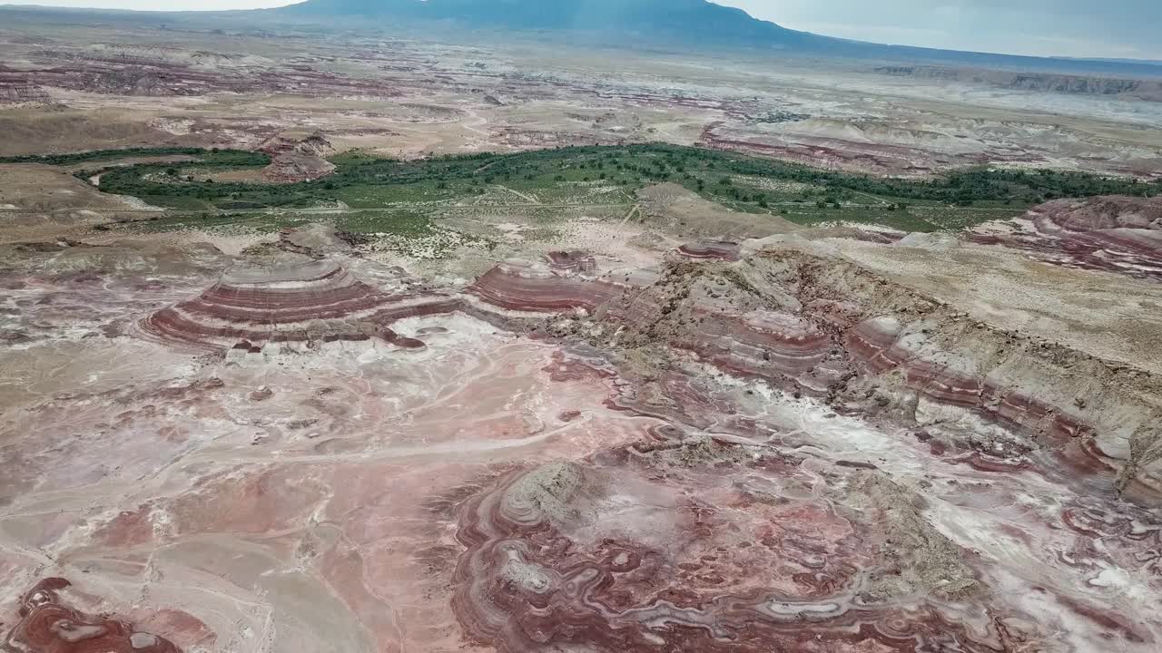 vista aérea de extrañas colinas rocosas cerca de la estación de investigación del desierto de marte en utah, ee.uu.