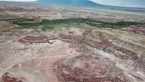 Vista-Aérea-De-Extrañas-Colinas-Rocosas-Cerca-De-La-Estación-De-Investigación-Del-Desierto-De-Marte-En-Utah,-EE.UU.