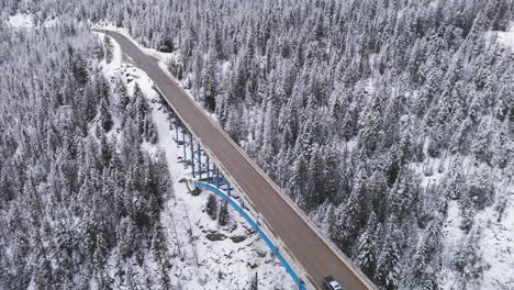 El-Abrazo-Invernal-De-Paulson:-Puente-Elevado-De-La-Autopista-Crowsnest-Nevado