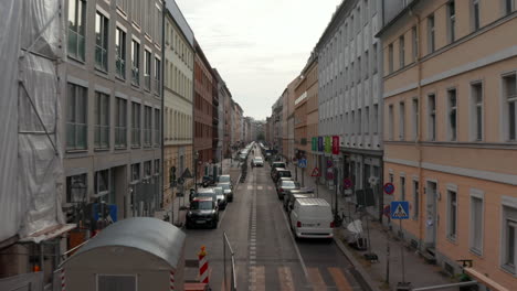 Hacia-Delante-Volar-Por-Encima-De-Linienstrasse,-Calle-Especialmente-Adaptada-Para-Ciclovía-Donde-Los-Ciclistas-Tienen-Prioridad.-Promover-El-Transporte-Verde-En-La-Ciudad.-Berlín,-Alemania.