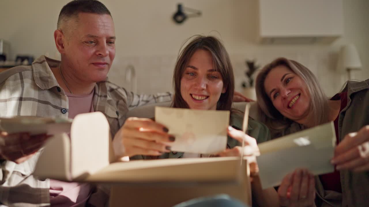 familia mirando fotos viejas