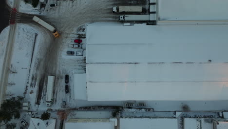volando sobre el almacén de una fábrica industrial en invierno en dabrowa, gdynia, polonia