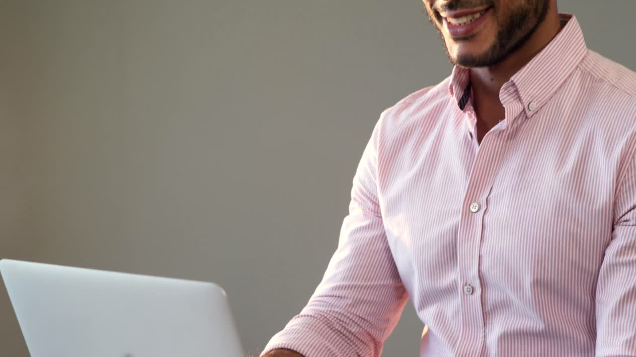 Uomo d'affari maschio che per mezzo del computer portatile