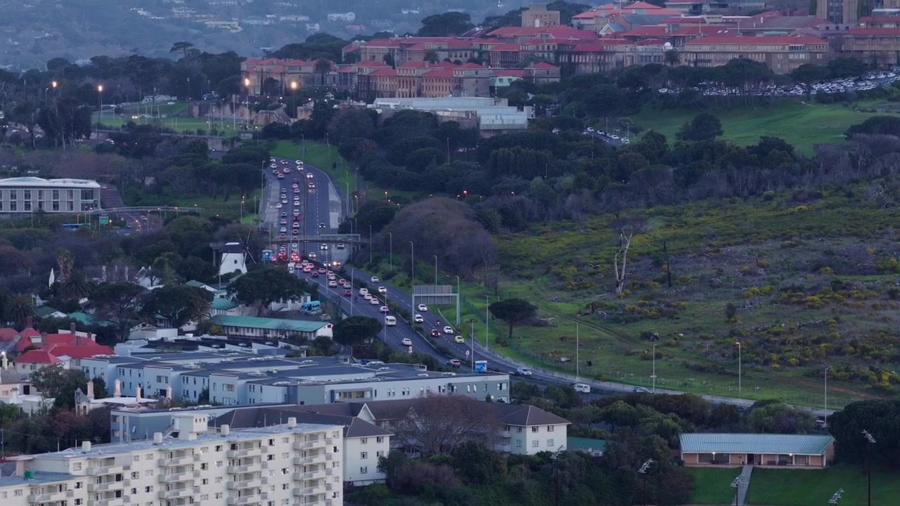 Motorvejstrafik under solnedgang i Cape Town, Sydafrika.