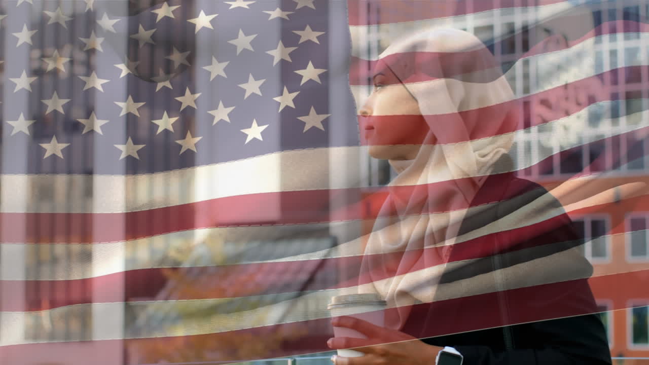 animación de la bandera estadounidense ondeando sobre una mujer biracial en hijab sosteniendo una taza de café para llevar