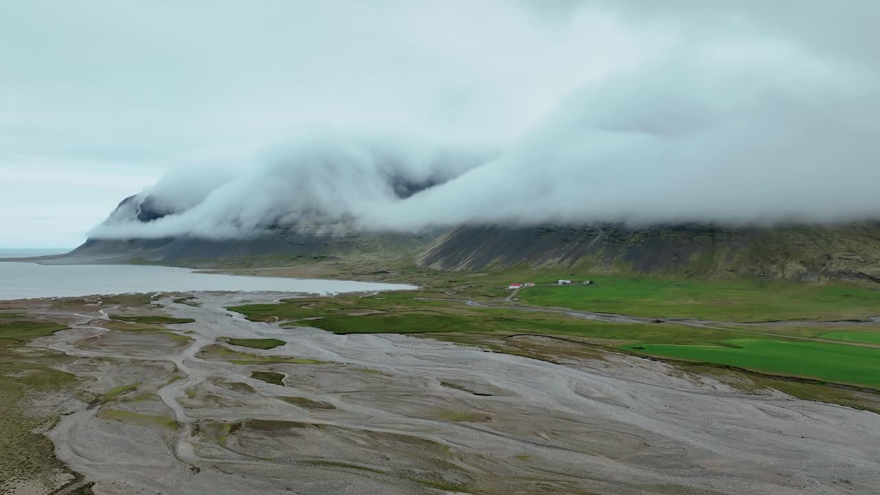 la montaña brunnhorn cubierta de nubes en islandia - vista lateral desde el aire