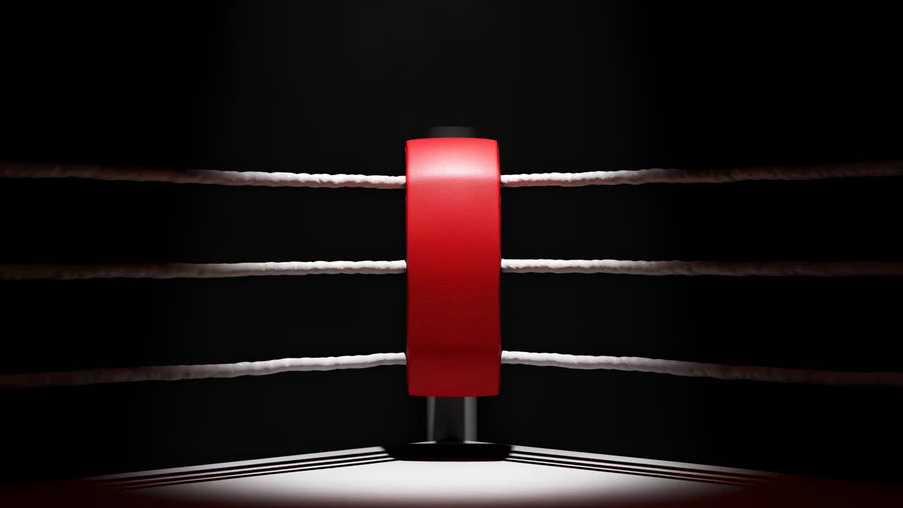 Palo d'angolo rosso sotto i riflettori, ring da boxe vuoto immerso in un'illuminazione drammatica e a bassa chiave, corde usurate che si estendono