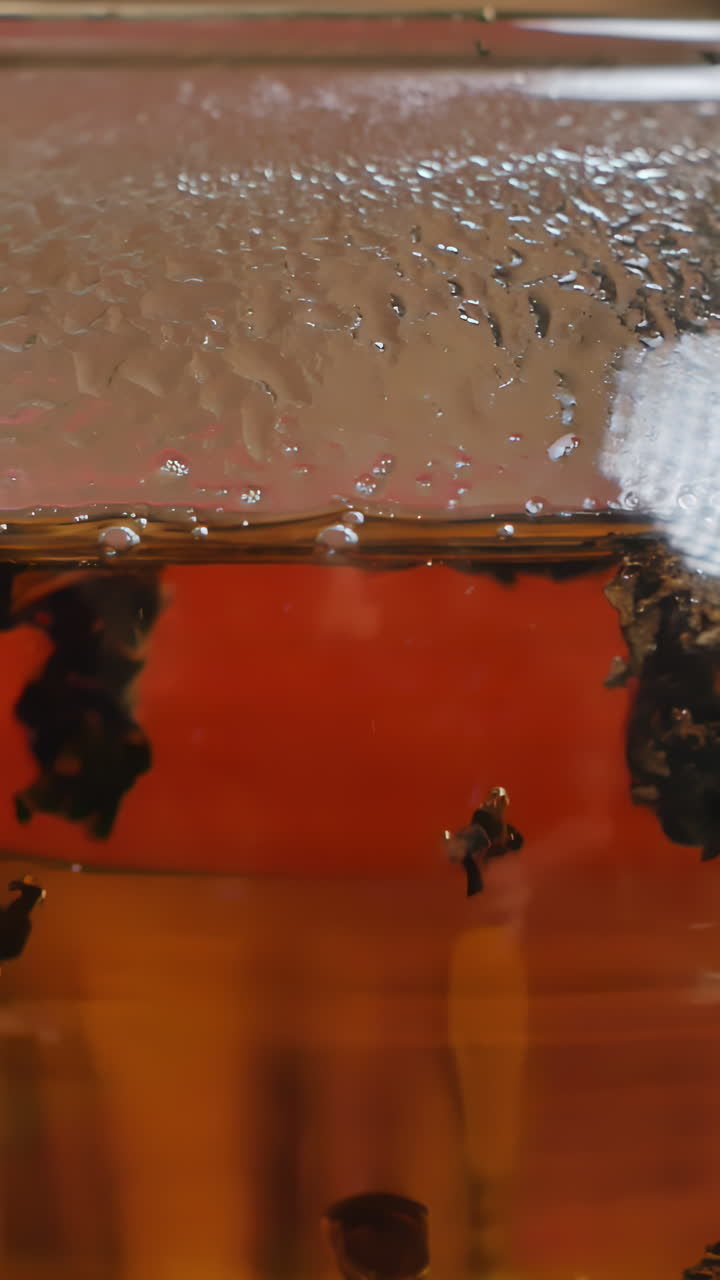 Primer plano de té en una tetera de cristal
