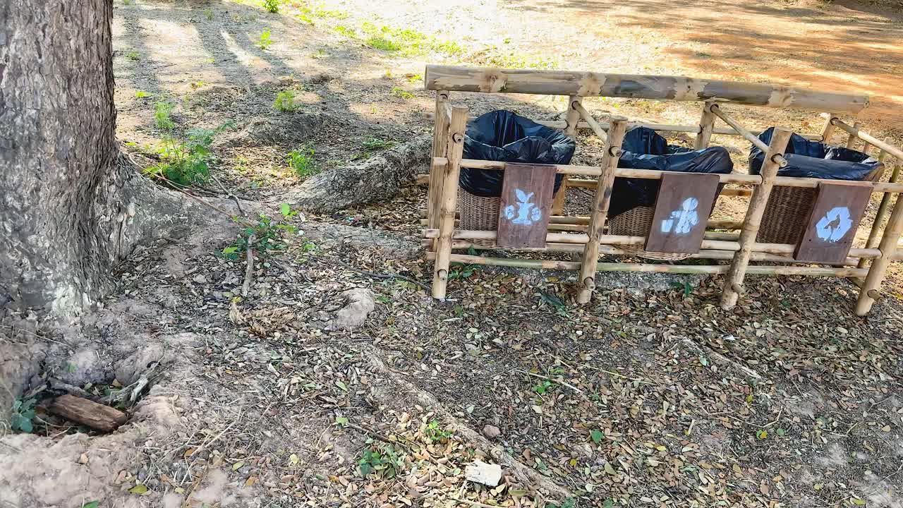 자연에서 폐기물 관리를 위한 대나무 프레임 된 쓰레기통