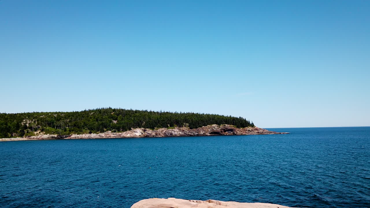 아카디아 국립공원에서 '오래된 담금질'을 보여주는 패닝 샷