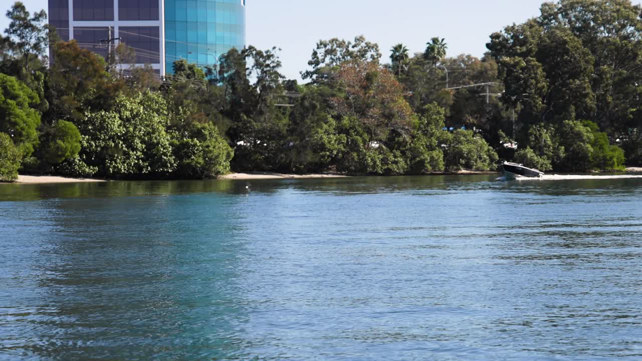 barco moviéndose a lo largo de un canal pintoresco