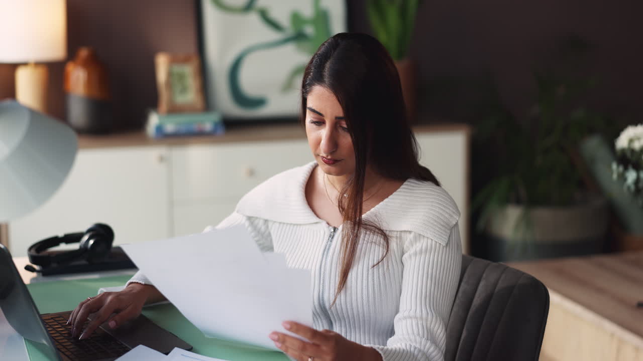 mujer trabajando en una computadora portátil en la oficina del hogar